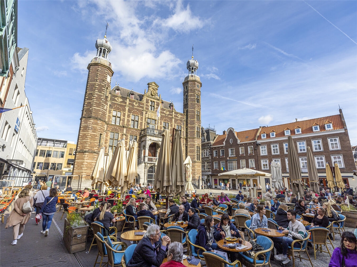Das historische Rathaus dient als Kulisse für den geselligen Venloer Marktplatz mit zahlreichen Cafés. Foto: Laurens Eggen