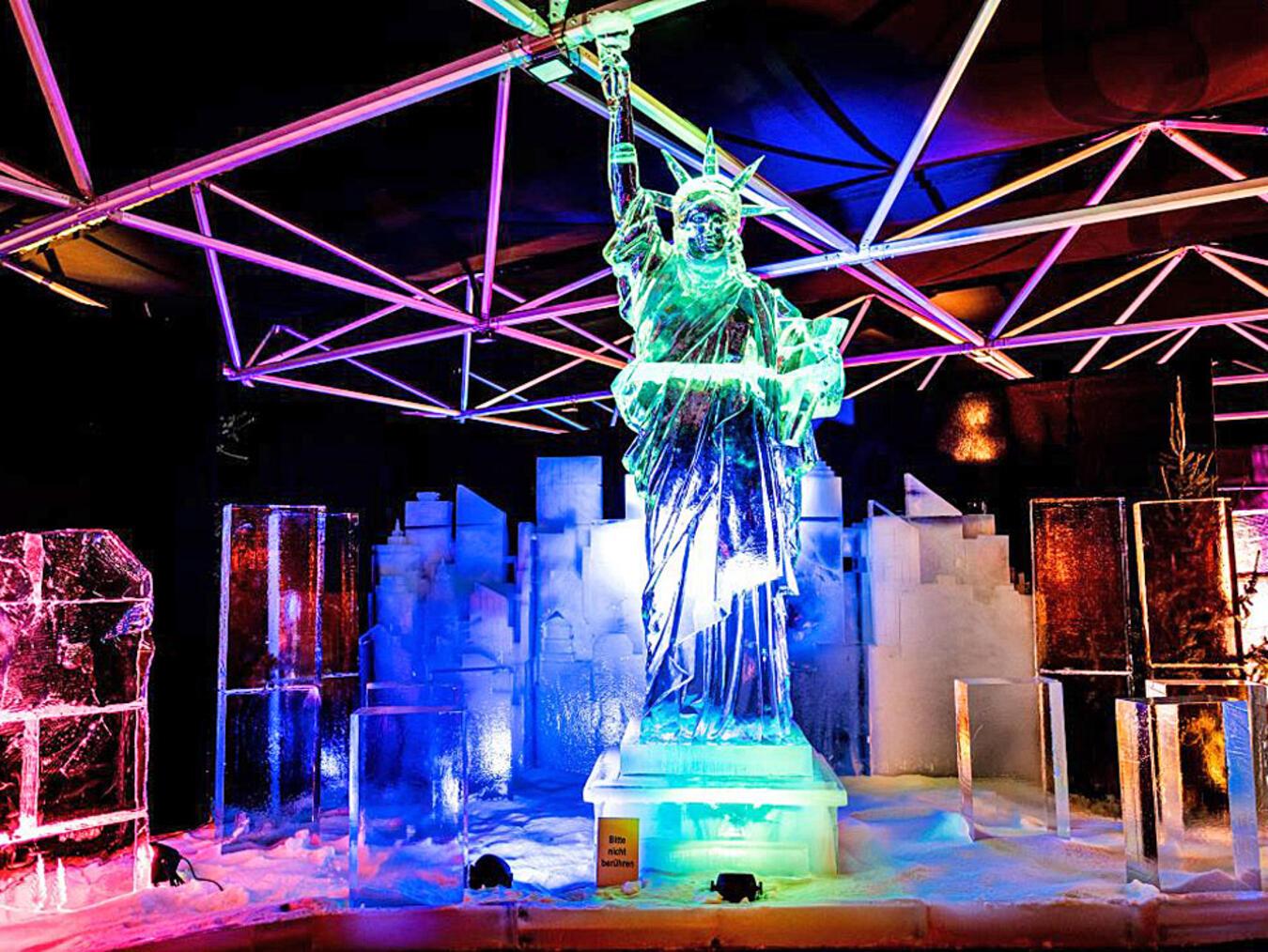 Das höchste Kunstwerk der Ausstellung in Oberhausen ist mit fünf Metern Höhe die Freiheitsstatue. Foto: Torsten Barthel