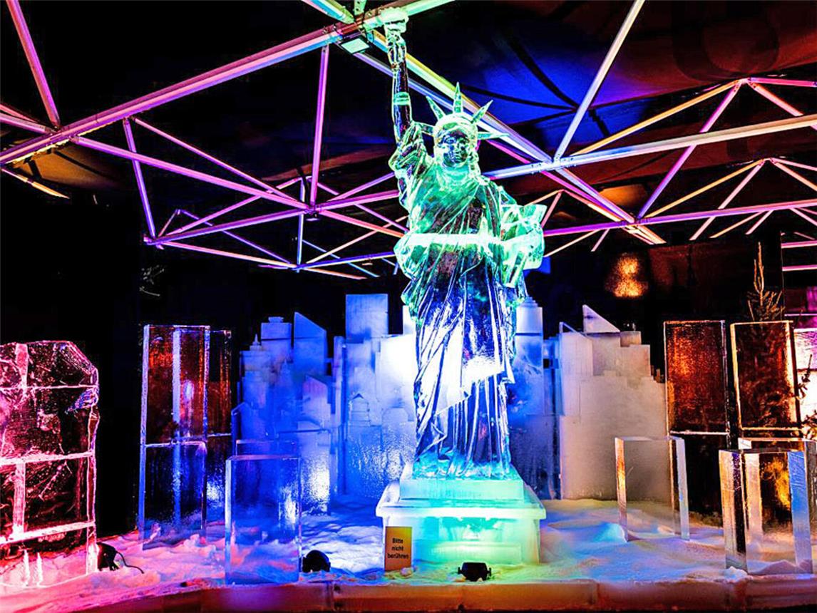 Das höchste Kunstwerk der Ausstellung in Oberhausen ist mit fünf Metern Höhe die Freiheitsstatue. Foto: Torsten Barthel