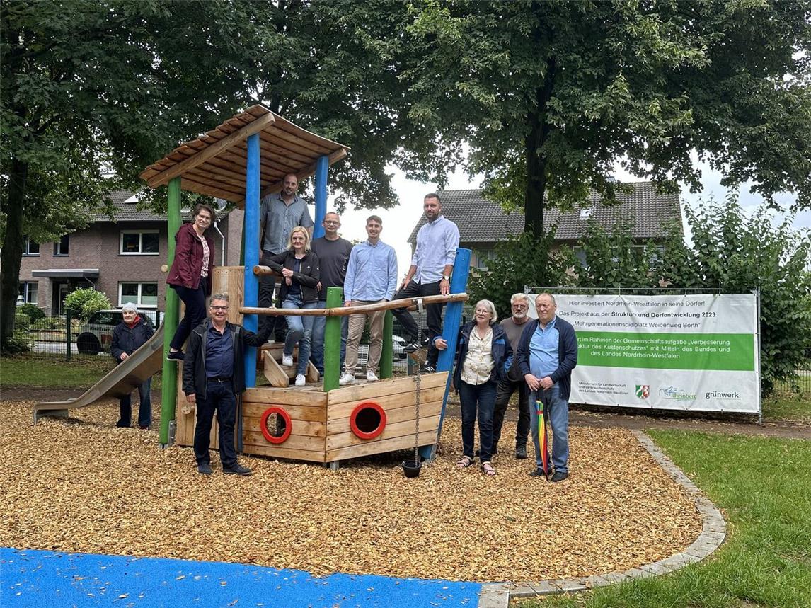 Das Holz-Spielschiff begeisterte bei der Ortsbegehung bereits die Stadtverwaltung sowie Lokalpolitiker. Jetzt können Kinder drauf toben.NN-Fotos: SP
