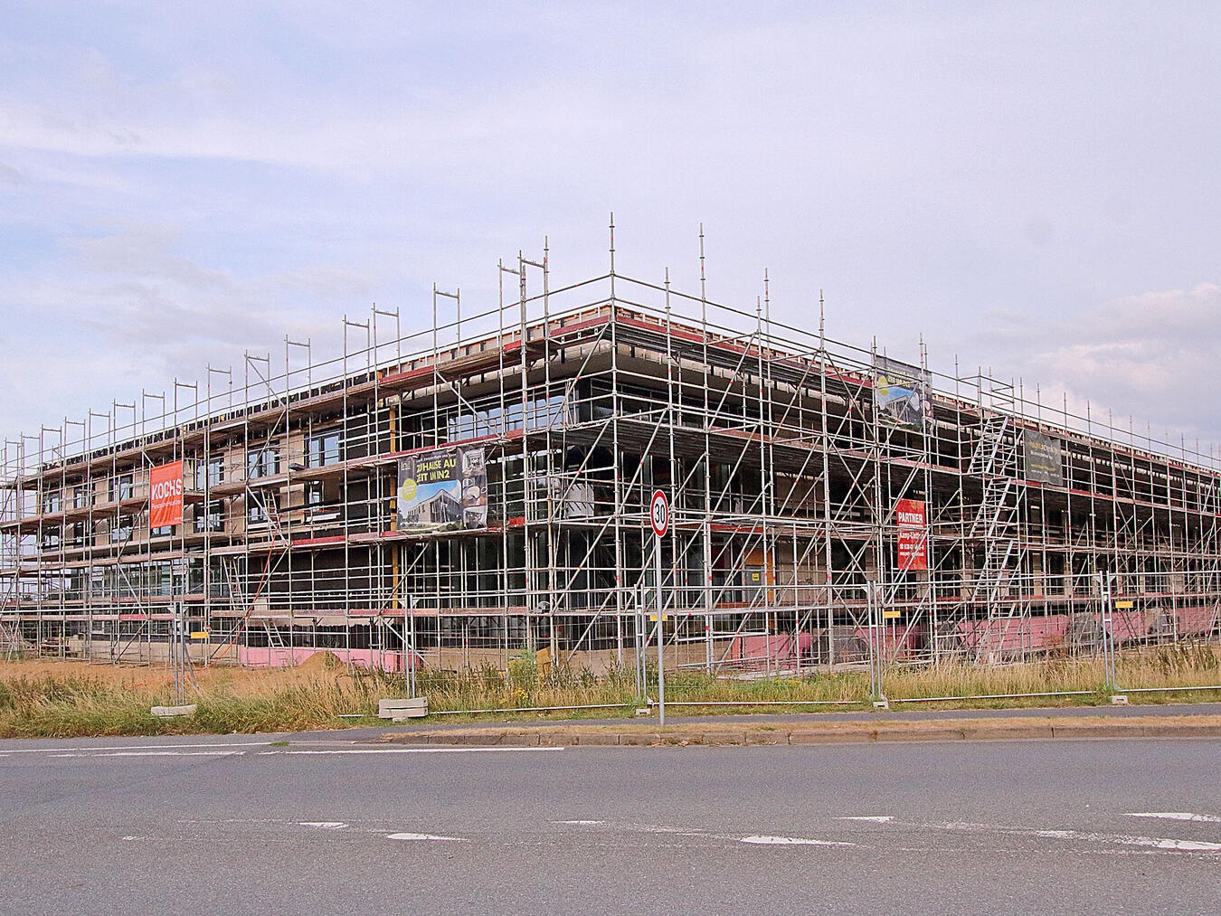 Das Hotel, das derzeit „Am Rheintor“ entsteht, soll im Frühjahr eröffnet werden. NN-Foto: Theo Leie