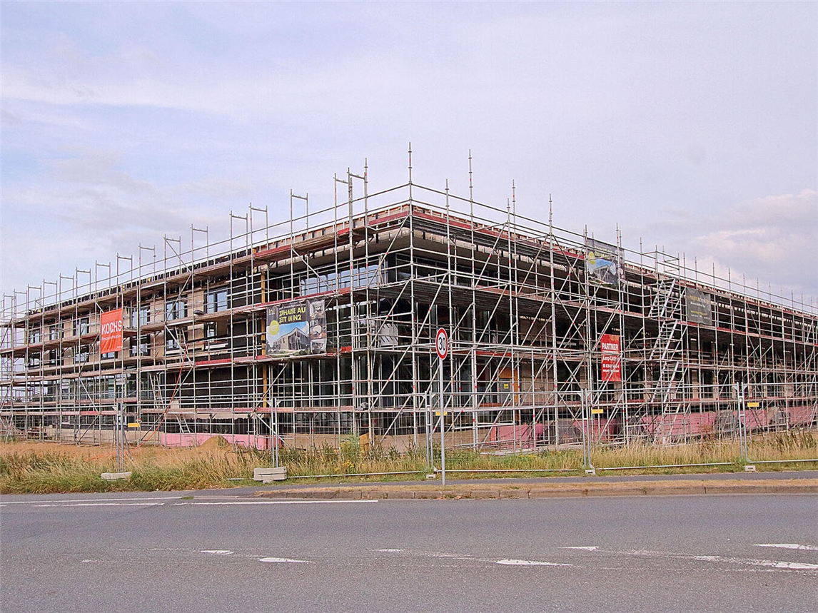 Das Hotel, das derzeit „Am Rheintor“ entsteht, soll im Frühjahr eröffnet werden. NN-Foto: Theo Leie
