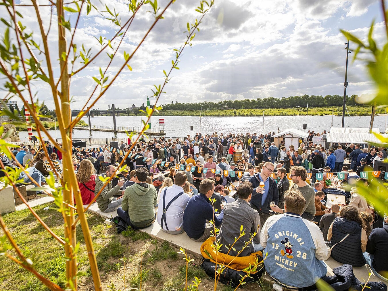 "IJver-Bierfestival Venlo: regionale Biere & Kulinarik am Maas-Ufer bei Sonnenuntergang, Juni-Event"