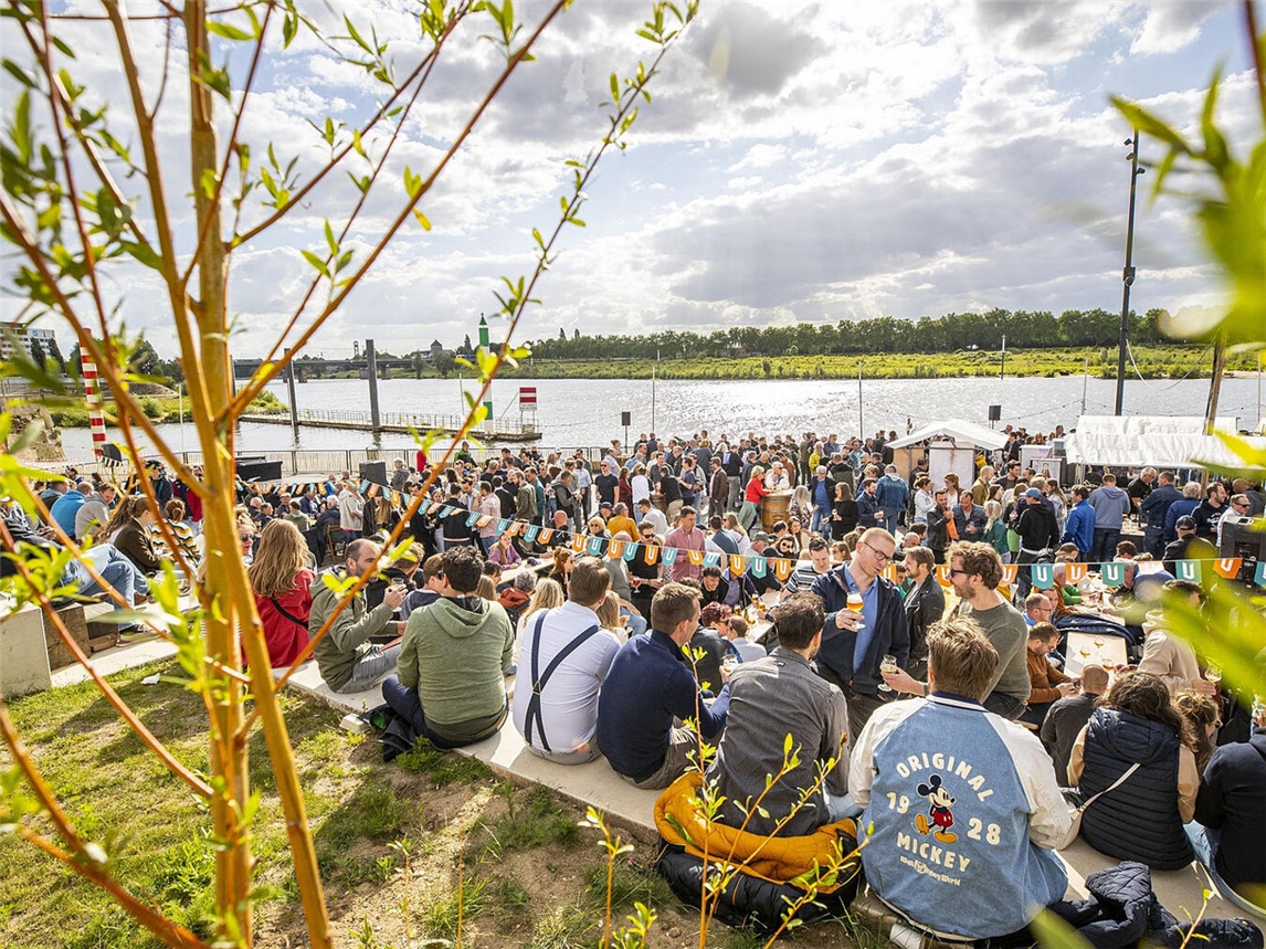 "IJver-Bierfestival Venlo: regionale Biere & Kulinarik am Maas-Ufer bei Sonnenuntergang, Juni-Event"
