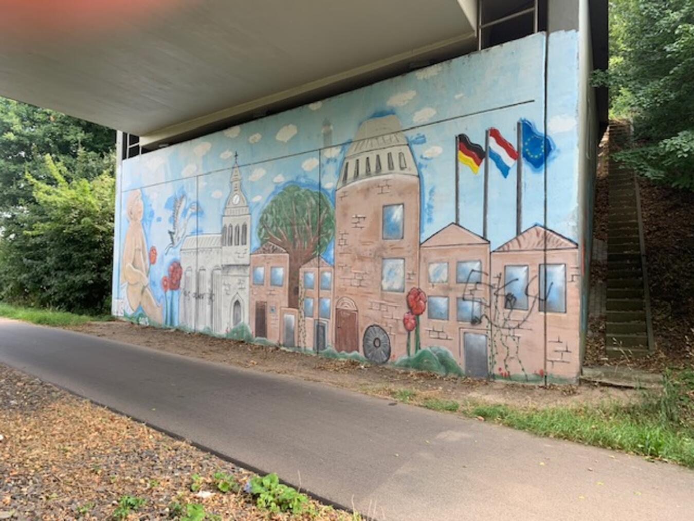Das in der Unterführung (B504) angebrachte Kunstwerk wurde besprüht. Foto: Gemeinde Kranenburg