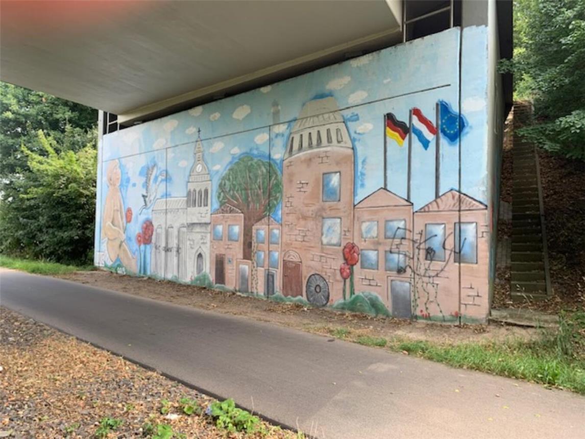 Das in der Unterführung (B504) angebrachte Kunstwerk wurde besprüht. Foto: Gemeinde Kranenburg