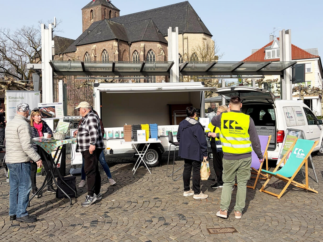 Infomobil der KKA auf dem Feierabendmarkt in Issum, August, Foto von Ellen Bosdorf-Schmidt.