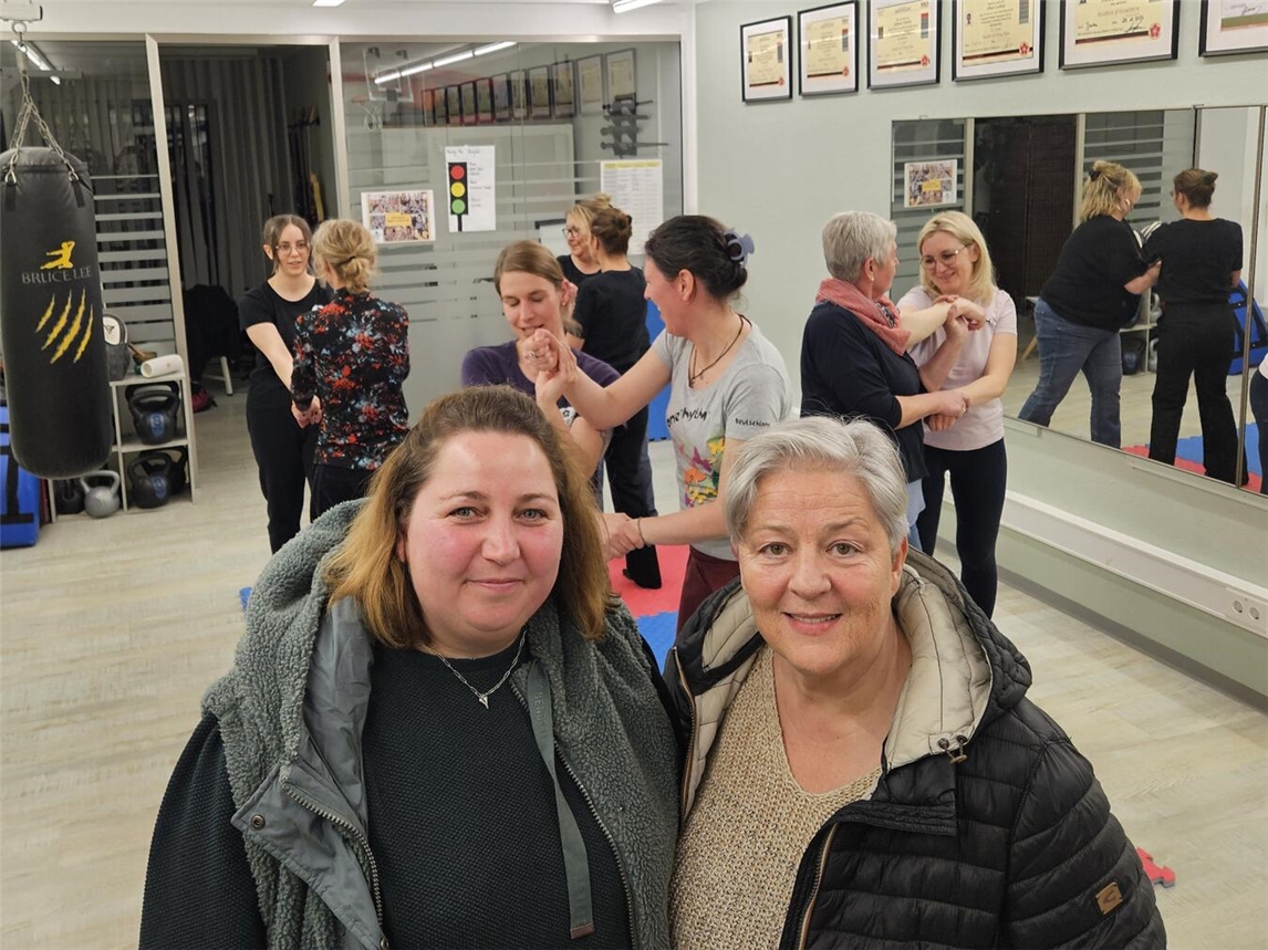 „Das Interesse an dem Kurs war groß“, freuen sich Claudia Scheunemann (vorne, l.) und Sabine Kellner (vorne, r.) von „Frauen helfen Frauen“, dass das Angebot so gut angenommen wurde. NN-Foto: vs