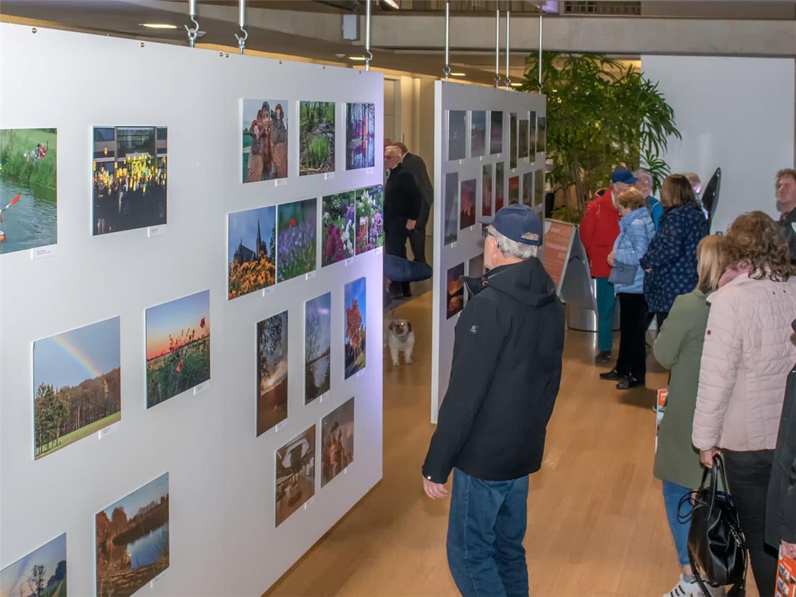 Das Interesse an den Fotos – nicht nur den eigenen – war groß. NN-Foto: Gerhard Seybert