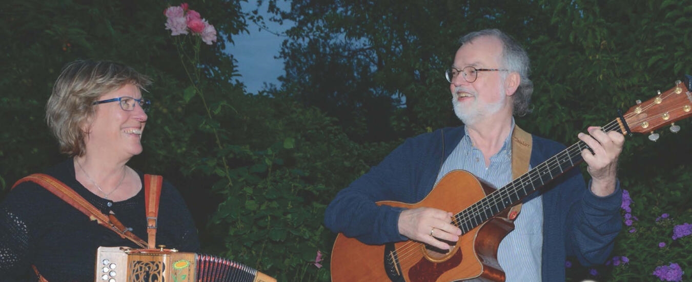 "Fine Tune Duo spielt live in Issum am 2. Oktober, Musiker auf Bühne"