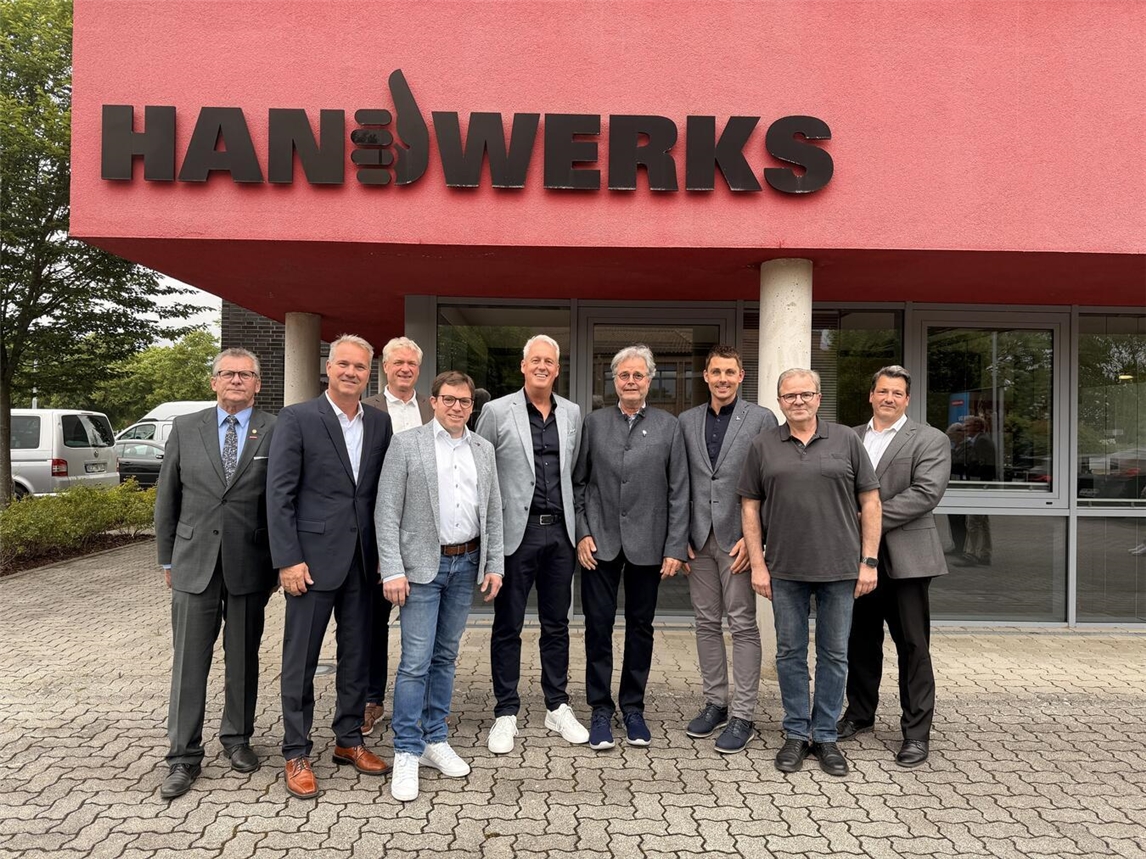 "Neuer Vorstand Innung SHK Kreis Kleve, Gruppenfoto mit Obermeister Heinz Goumans, Kleve"