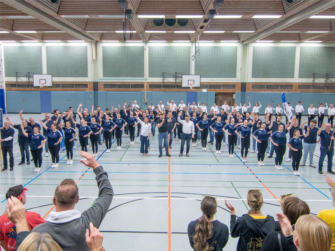 Das ist Tradition beim Gocher Narren-Kap: Der Einmarsch der neuen Prinzengarde mit dem designierten Prinzenpaar. NN-Fotos: Gerhard Seybert