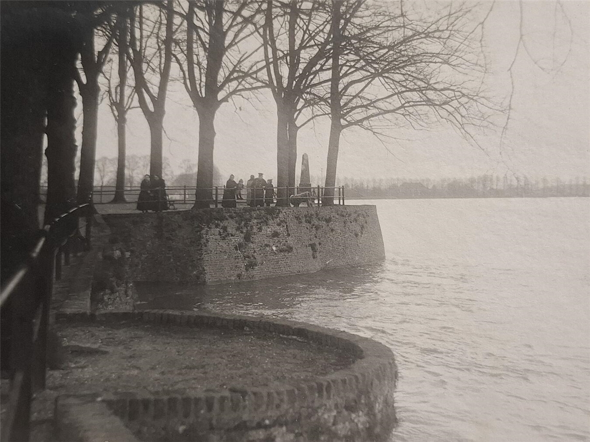 Das Jahrhunderthochwasser vom Januar 1926 hielt der Reeser Fotograf Joseph Knippenberg mit der Kamera fest. Das Hochwasser ist am Mittwoch, 14. Januar, Thema eines Vortrags im Bürgerhaus, die Fotos sind bis zum 8. März im Museum zu sehen. Foto: Joseph Knippenberg