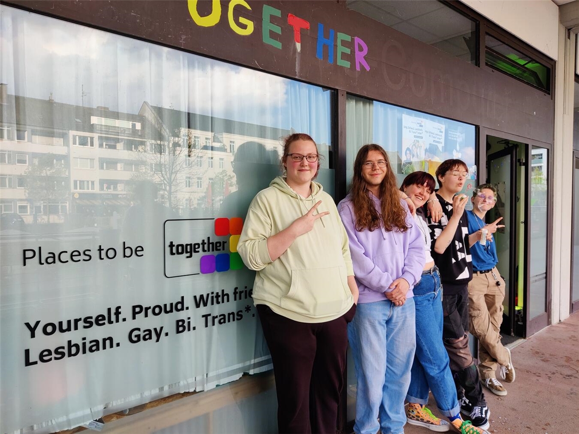 "Jugendcafé together: Treffpunkt für LSBTIN-Jugendliche, Ort zum Entspannen und Kreativsein."