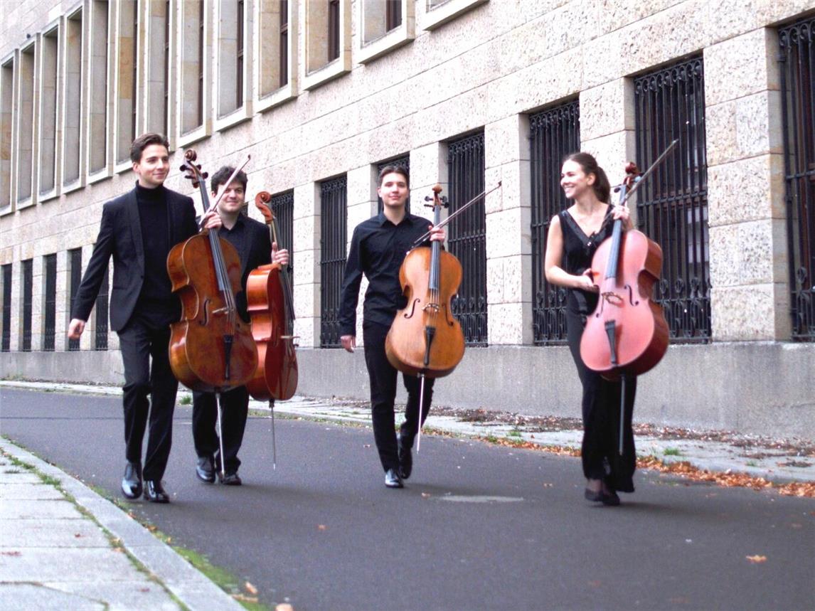 Das junge 2CitiesCelloquartett besteht aus drei Cellisten und einer Cellistin, die sich als Preisträger des Deutschen Musikwettbewerbs zusammengefunden haben. Foto: Santiago Kuhl
