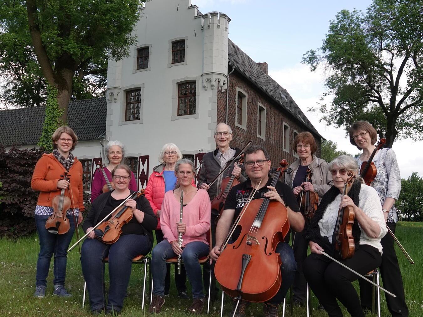 Das Kammerorchester „Musikkreis Veert“ spielt im Haus Ingenray auf. Foto: H.J. Windeln