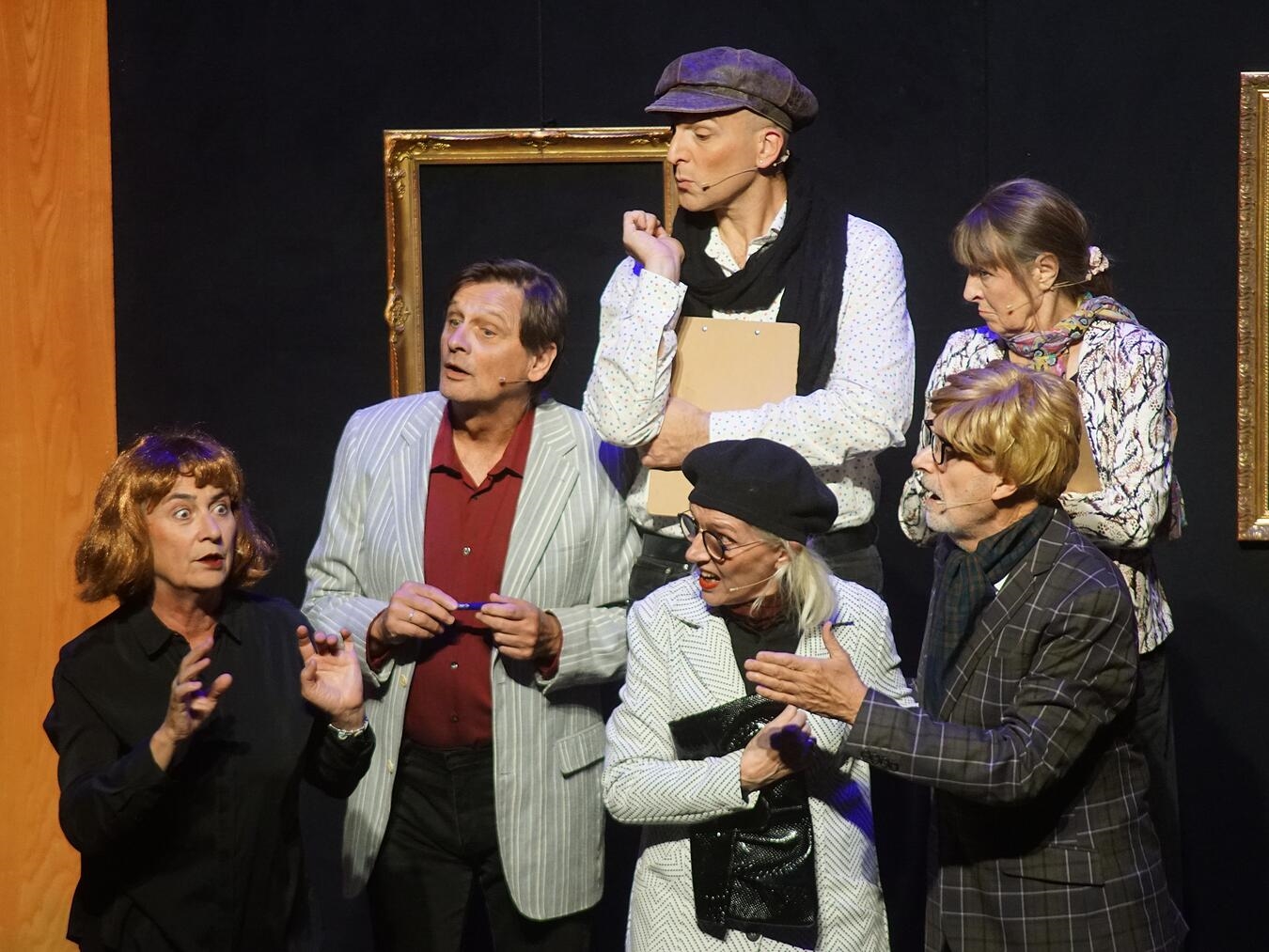 Leere Bilderrahmen im Museum der Zukunft, verkauft wegen Sparmaßnahmen, Bruno Schmitz staunt, Foto: Stadt Rees.