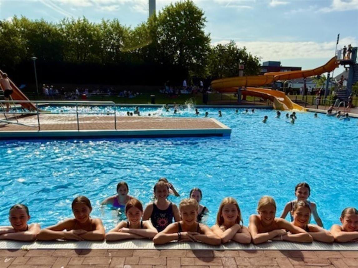 Das Kardinal-von-Galen-Gymnasium startete im Freibad Kevelaer in die Ferien. Foto: KvGG