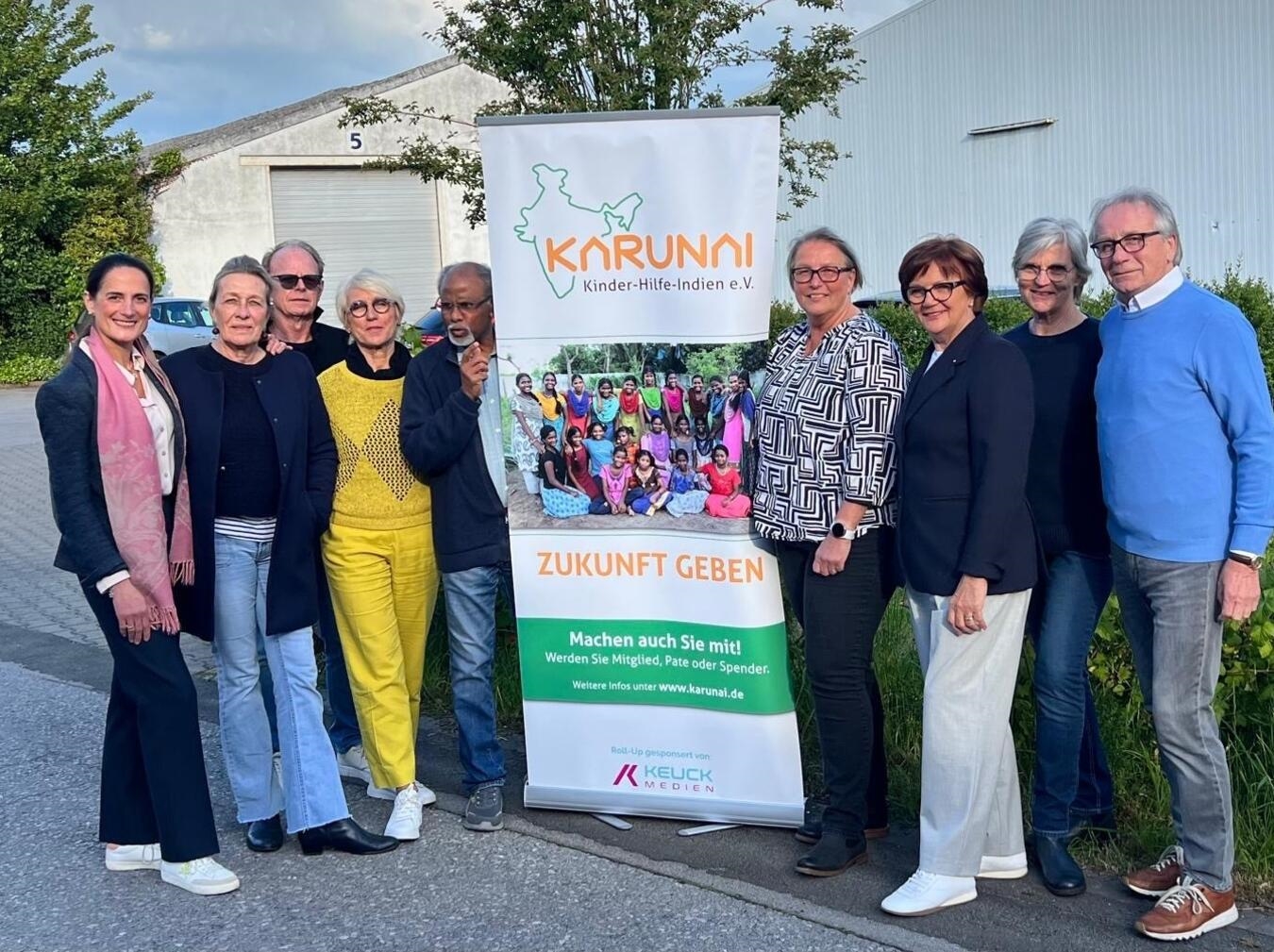 "Karunai-Team Gruppenfoto: Marta Sommerkamp, Elisabeth von Loé, Thomas Müller, Dr. Katrin Müller, Pfarrer Charles Raya, Karin Bergers, Maria Röben, Karin Cuypers, Hans Röben"