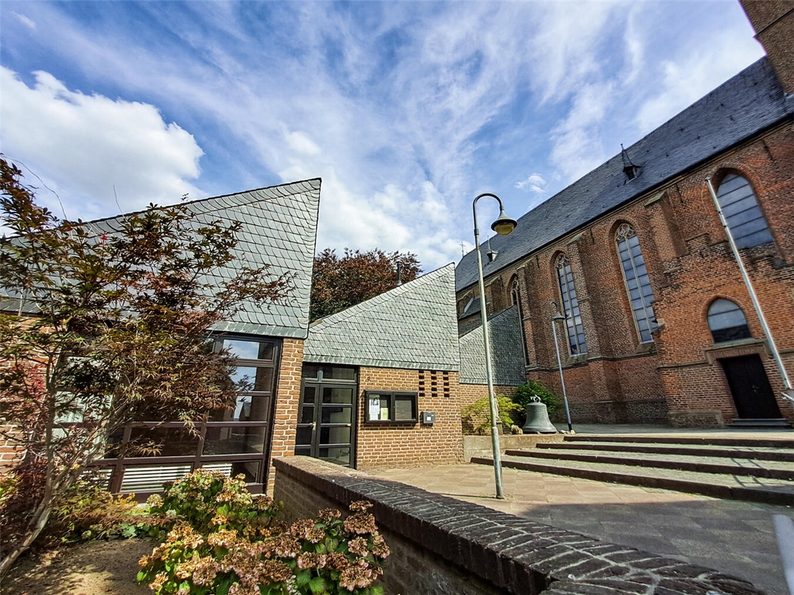 Das katholische Pfarrheim in Walbeck, Veranstaltungsort des Infoabends, befindet sich unmittelbar neben der St.-Nikolaus-Kirche. Foto: Caritasverband Geldern-Kevelaer