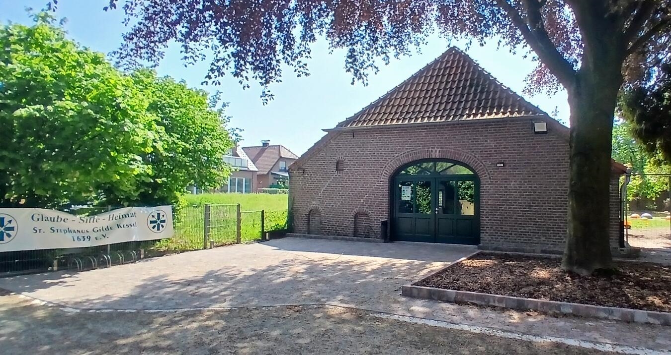 "Historisches Kesseler Weinhaus als beliebter Treffpunkt für Familien und Weinliebhaber"