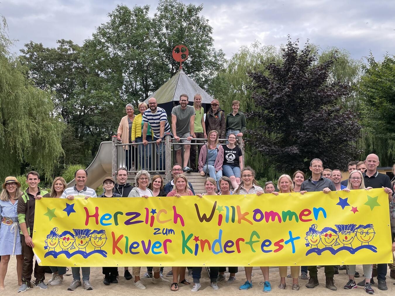 Das Kinderfestteam, welches aus über 100 haupt- und ehrenamtlichen Helfern besteht, freut sich auf einen fröhlichen Tag mit allen Kindern und Familien. Foto: Stadt Kleve
