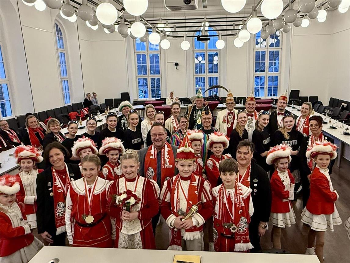 Das Kinderprinzenpaar Leon II. und Frida I. kam nicht alleine ins Xantener Rathaus. Sie erhielten vom XCV, Halt Pölje und dem XBK sowie von XCV-Tanzgarden Unterstützung. NN-Foto: SP