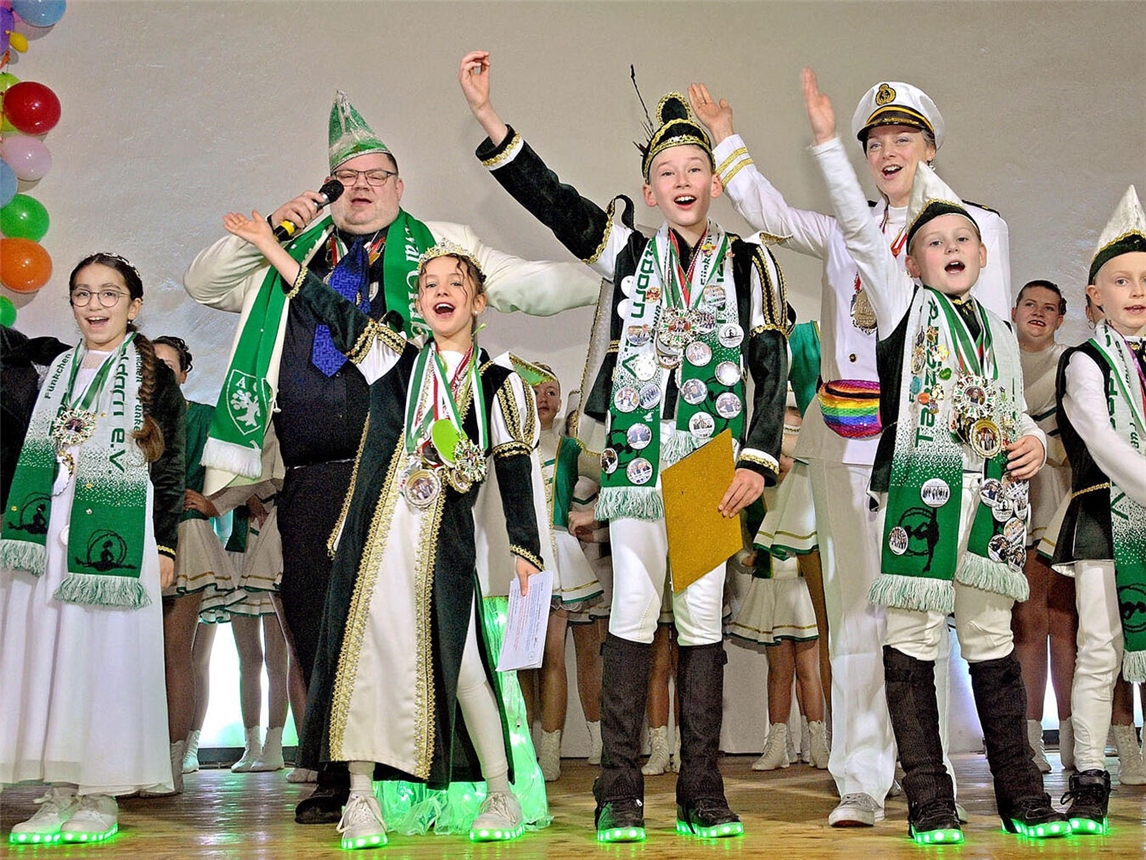 Das Kinderprinzenpaar Mia I. Smaalders und Jamie I. Haeslip bei ihrer Proklamation. NN-Foto: Rüdiger Dehnen