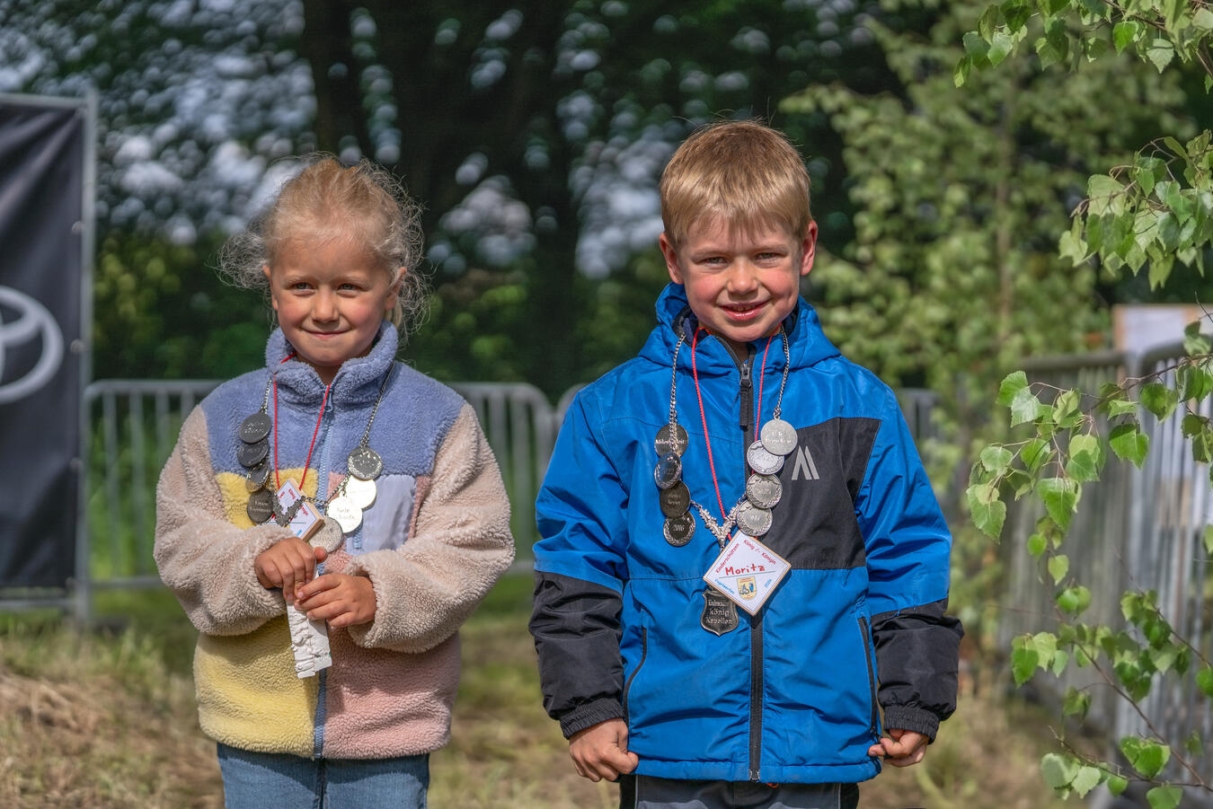 "Kinderschützenpaar Milou und Moritz in Tracht, lächelnd auf Fest, Foto von Miriam Steinfeld"
