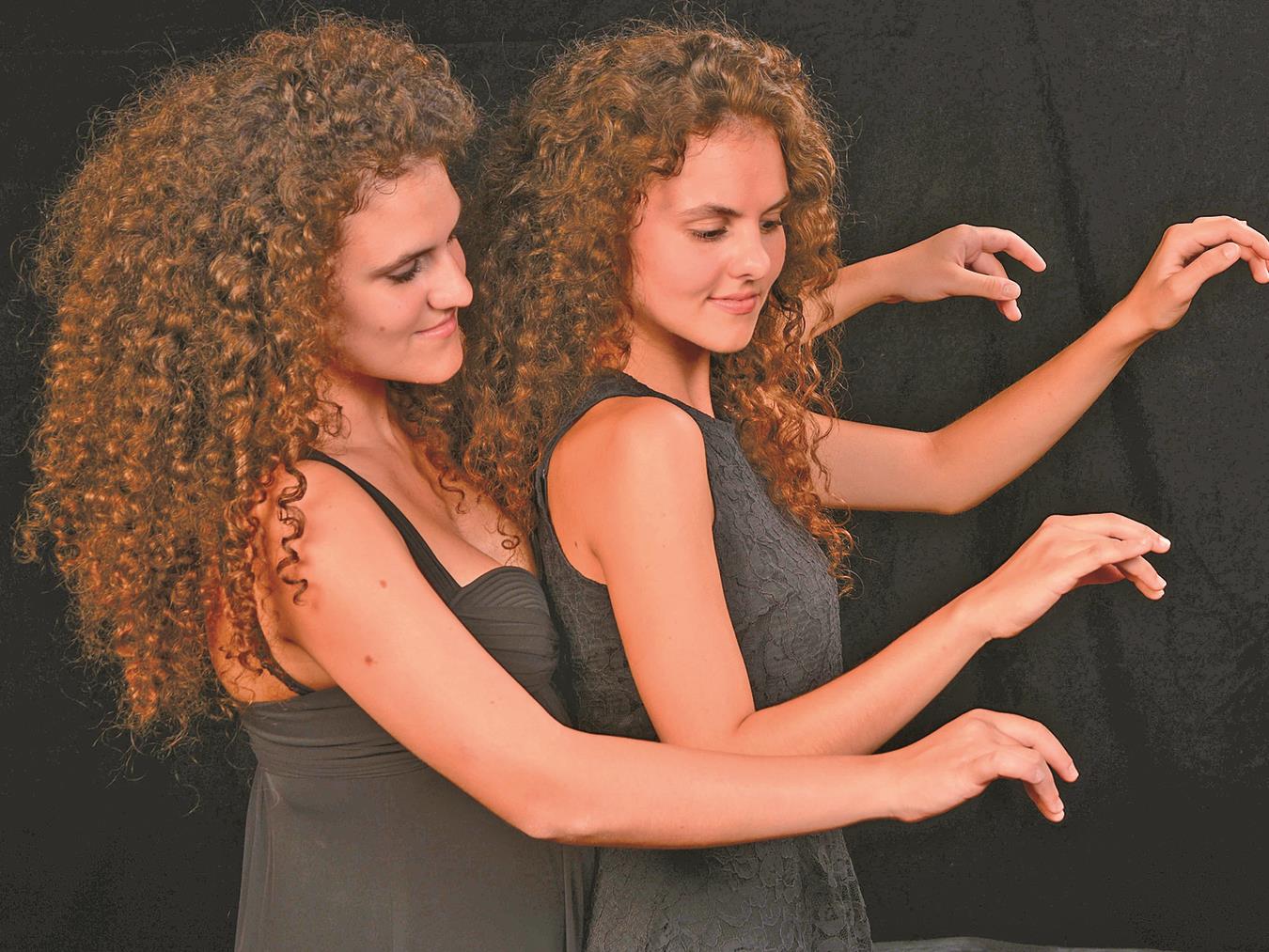 Das Klavier-Duo Kiveli und Danae Dörken. Foto: Amanda Holmes