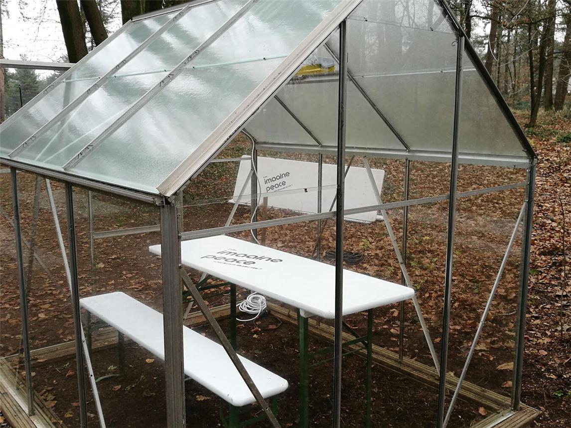 Das kleine Gewächshaus von Nicole Peters wird zum Leuchtobjekt und fordert die Besucher im Museumspark Orientalis auf: „Imagine Peace“. Foto: privat