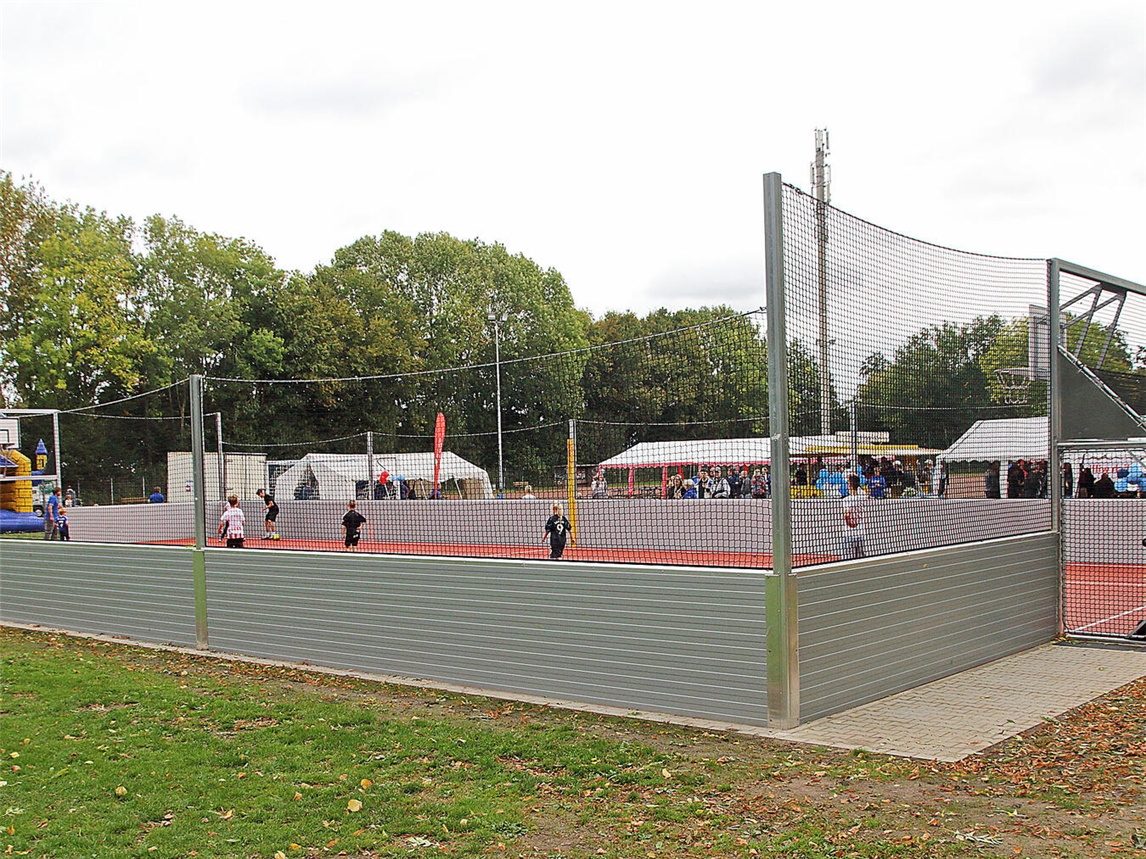 Das Kleinspielfeld wird vor allem von Kindern und Jugendlichen bereits begeistert genutzt. NN-Fotos (3): Theo Leie