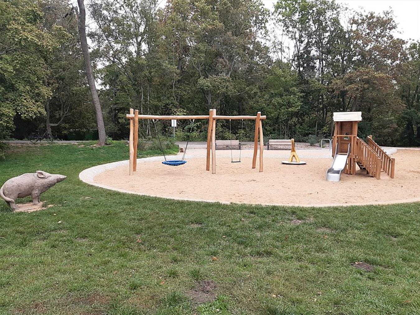 Das Klettergerüst "Greenville" auf dem Spielplatz in Neu-See-Land finden Kiano, Ena und Livian (vl), der übrigens am Freitag Geburtstag hat, echt toll! NN-Foto: Rüdiger Dehnen