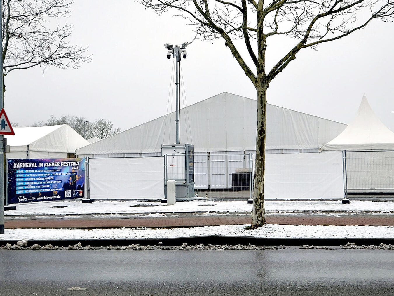 Das Klever Festzelt steht bereits an der Klever Hafenstraße. NN-Foto: Rüdiger Dehnen