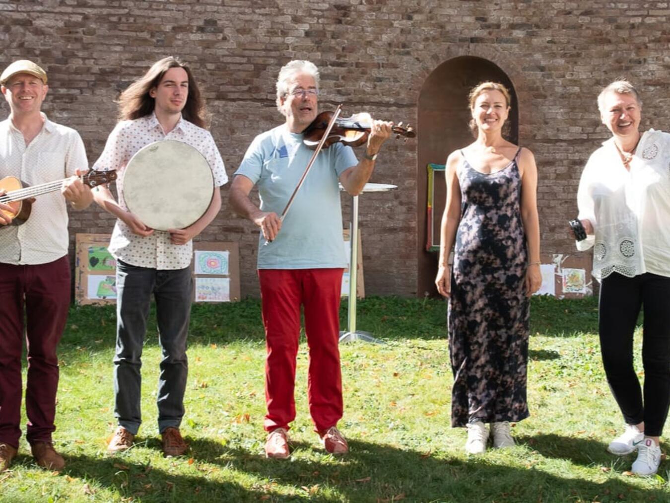 Das Klever Freundschaftsorchester „Klefor“ gastiert im Spiegelzelt, mit einem Gastbeitrag der Künstlerin Michaela Lawtoo. Foto: privat