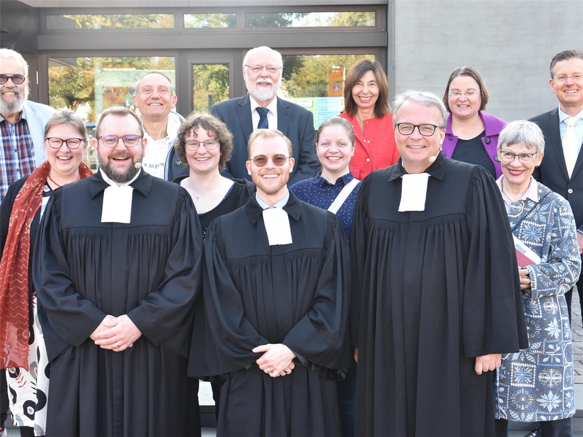 Das Klever Presbyterium vor der Kirche mit Pfarrer Florian Rentzsch (Mitte), Superintendent Robert Arndt (vorne rechts), Pfarrer Benjamin Meister (vorne links, Presbyteriumsvorsitz). Foto: Evangelischer Kirchenkreis Kleve