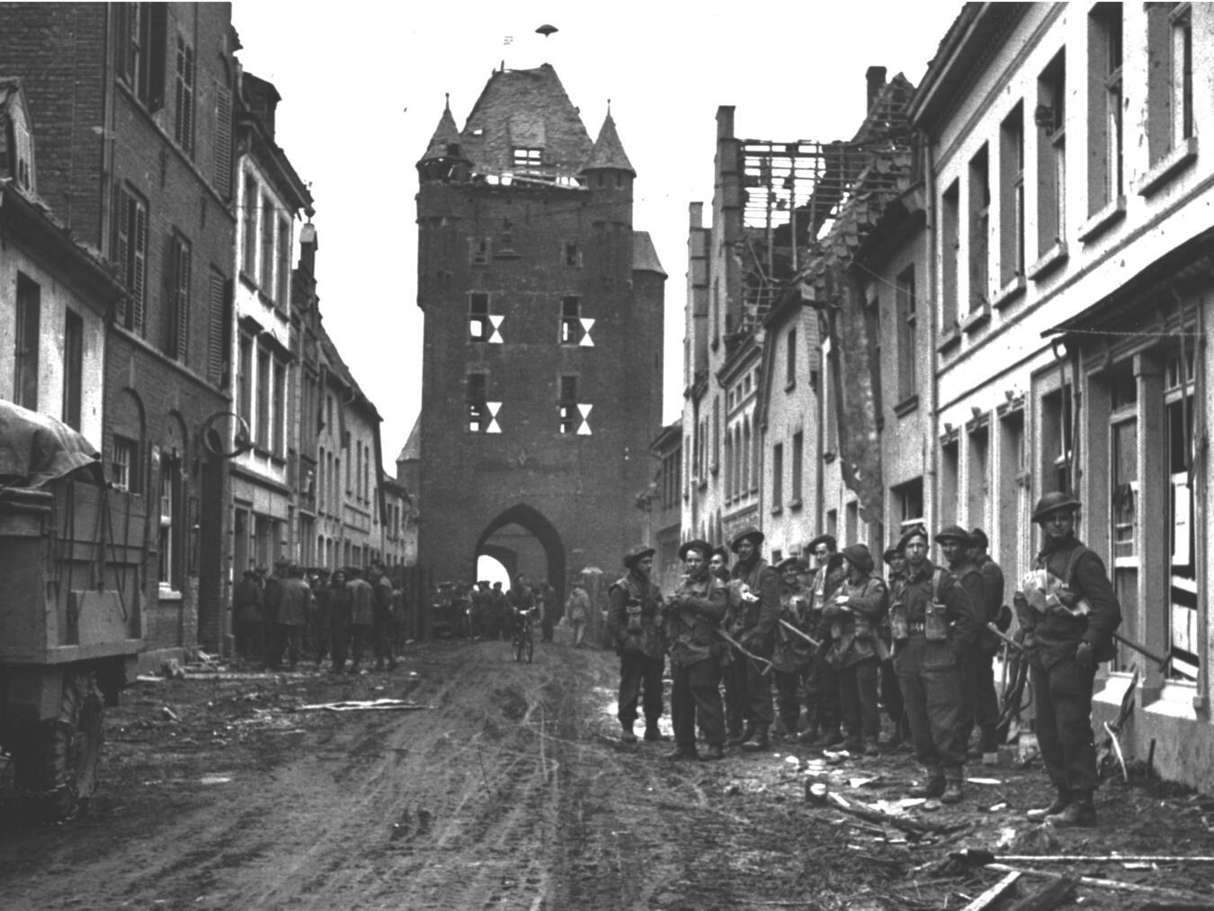 Das Klever Tor mit alliierten Soldaten im März 1945, 85 Prozent der Stadt sind zerstört. Foto: Sparkasse am Niederrhein