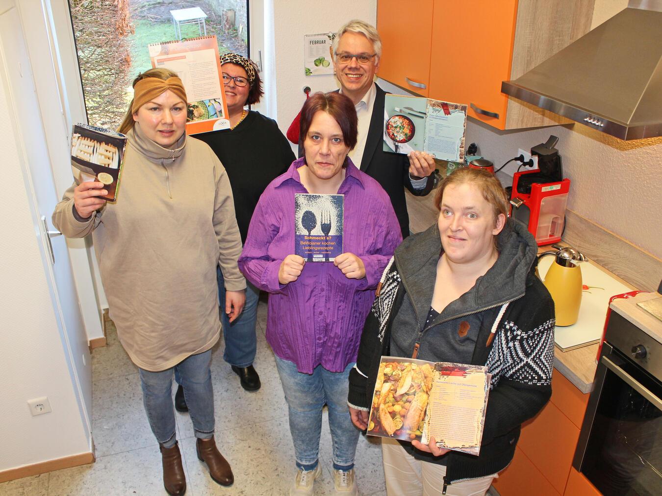 Das Kochbuch hat sich als echter Renner entpuppt: Die „BeWojaner“ und Diakonie-Mitarbeiter freuen sich sehr über den großen Erfolg. NN-Foto: Thomas Langer