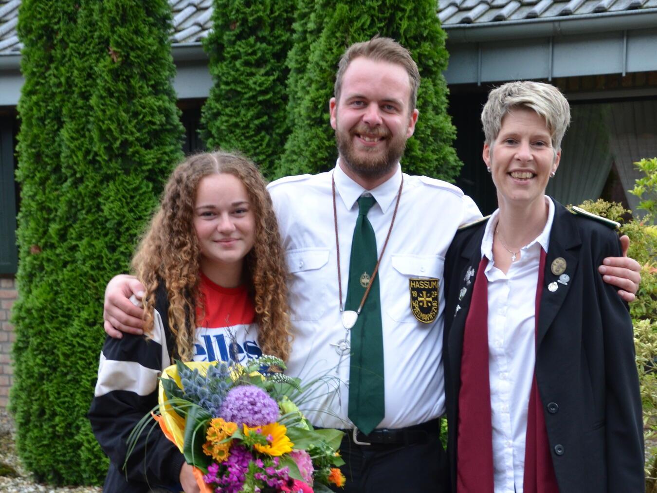 Kirmes und Schützenfest in Hassum Das Königspaar 2024: Bastian Küppers und Mia Kersten mit Brudermeisterin Isabel Luyven nach dem Königsschießen. Foto: privat