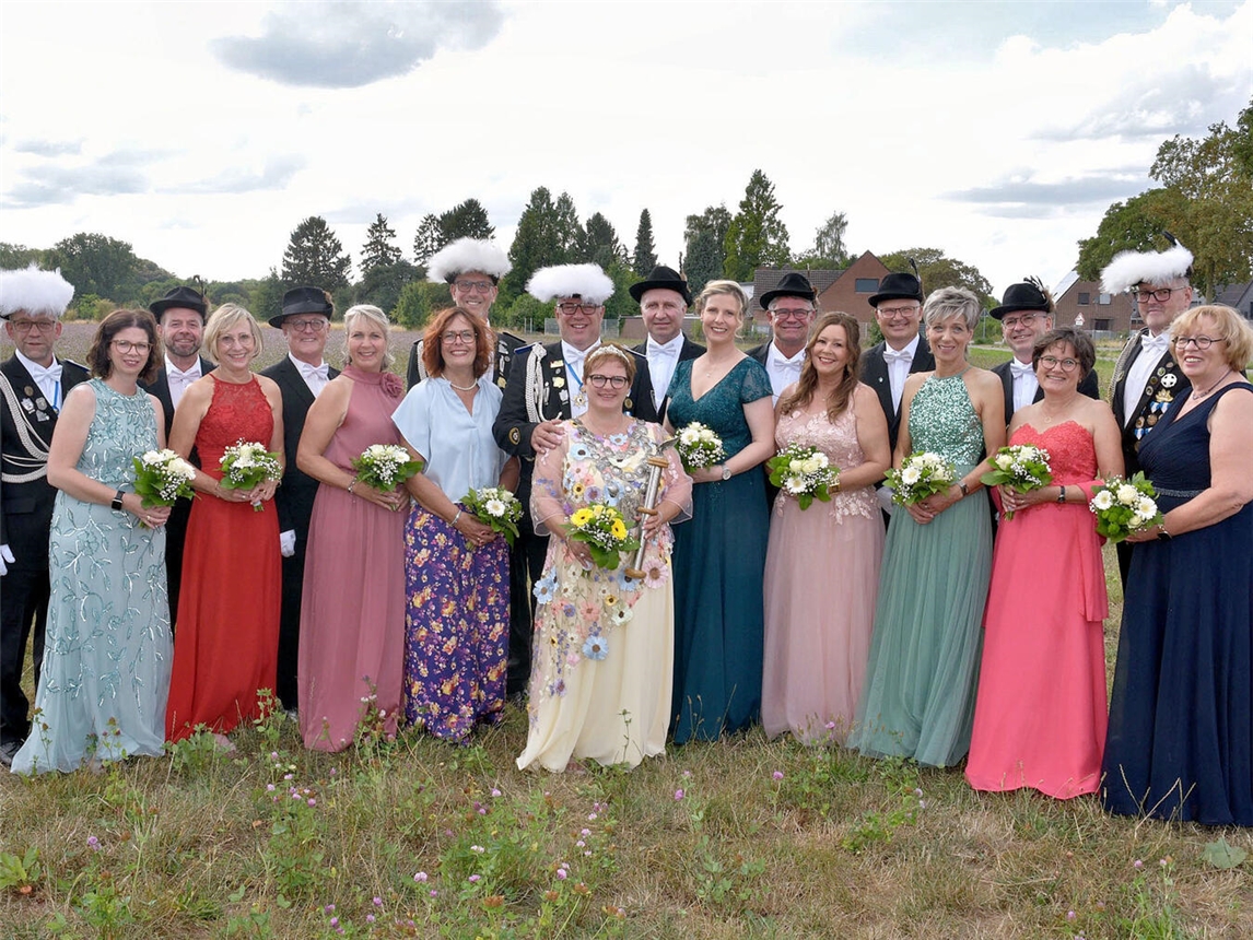 Königspaar Astrid und Richard Kurek mit Thronmitgliedern bei Feier, Gruppenfoto, festliche Kleidung, Schützenfestgesellschaft.