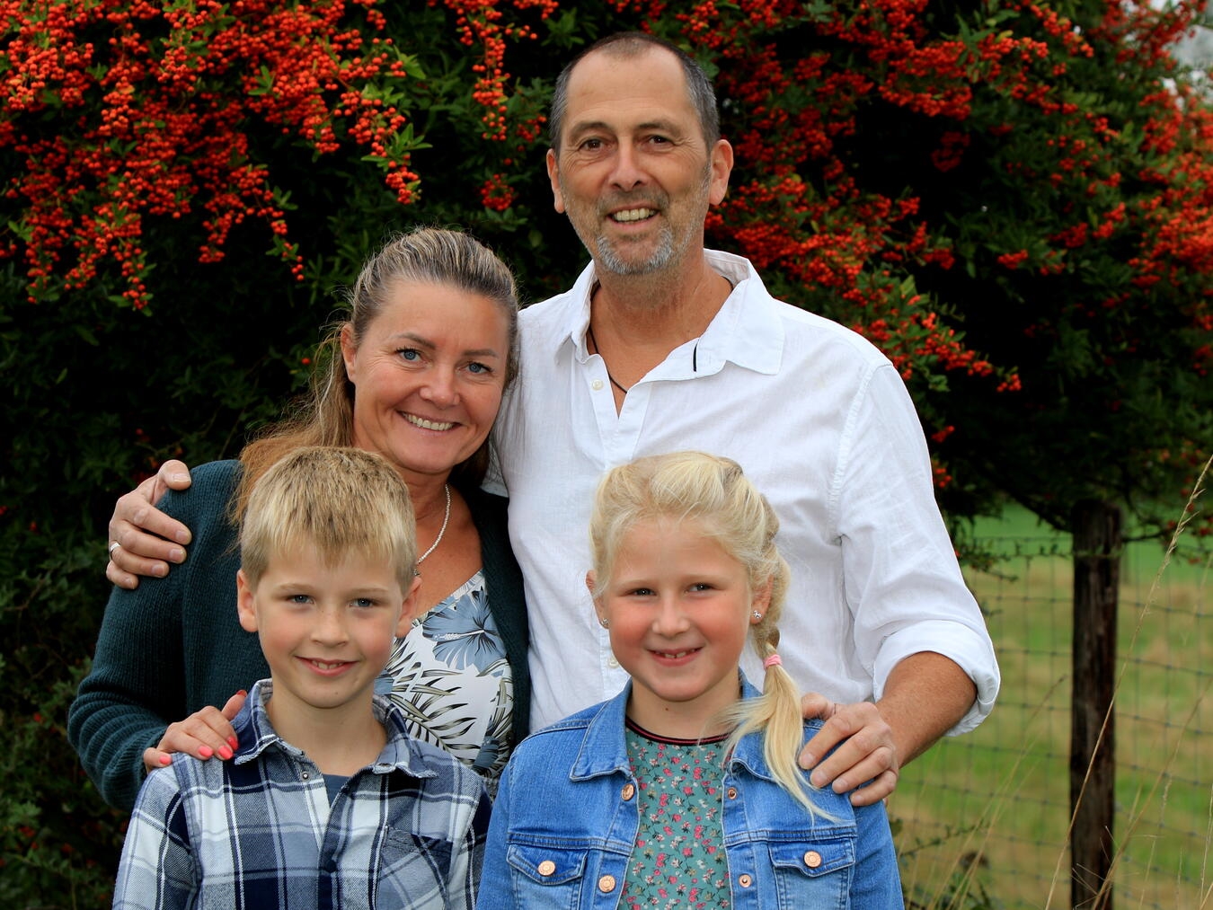 "Königspaar Dani und Thomas Wolf mit Kinderkönigspaar Felix Elbers und Mila Houkes, festlich gekleidet."