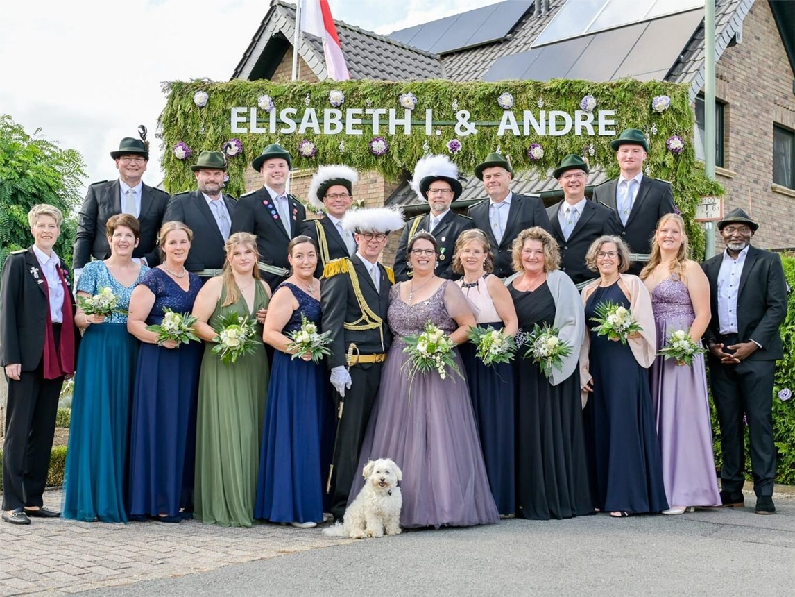 Das Königspaar Elisabeth und Andre Neuy samt Throngefolge und mit Brudermeisterin Isabel Luyven (vorne, l.) und Pfarrer Uchenna Aba (vorne, r.). Foto: privat