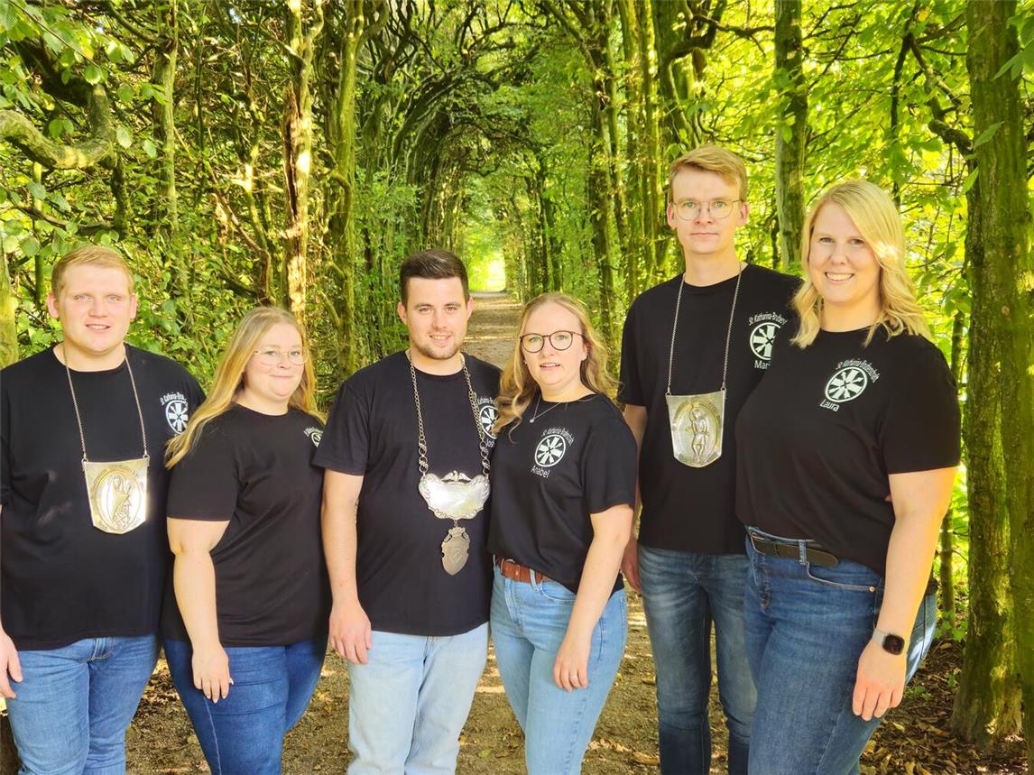Das Königspaar Joshua und Anabel Jäschke freut sich mitden Ministerpaaren Marius Delbeck und Laura Schurmann sowie Simon Hillejan und Sarah Peters auf die Issumer Kirmes.Fotos: Stefan Lamers
