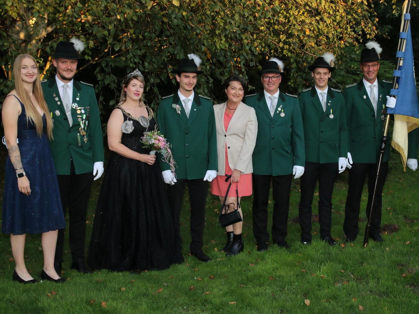 Festlicher Krönungsball der St. Georgius-Gilde 1592 Goch im Saal des Kolpinghauses Das Königspaar Lisa Aldenhoven mit Prinzgemahl Massimo Loosen, eingerahmt von seinen Adjutanten und der Fahnenabordnung der Gilde. Foto: privat