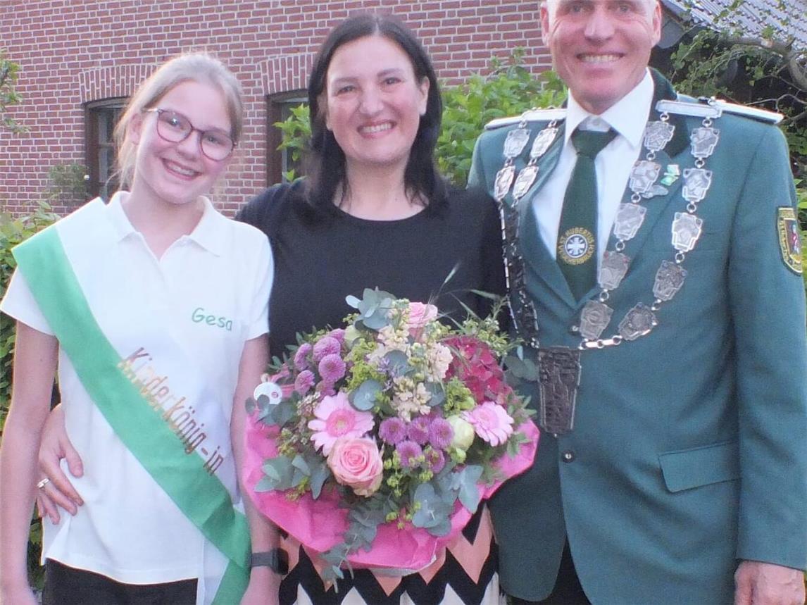 Das Königspaar Thomas I. und seine Frau Wioletta I. Denk mit Kinderkönigin Gesa. Foto: privat