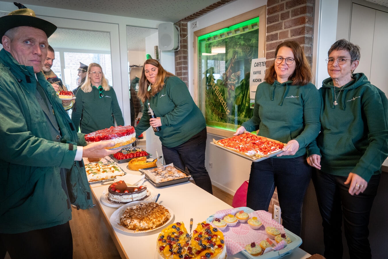 "Live-Übertragung Königsschießen im Dorfgemeinschaftshaus mit Kaffee und Kuchen, Foto von Gerhard Seybert"