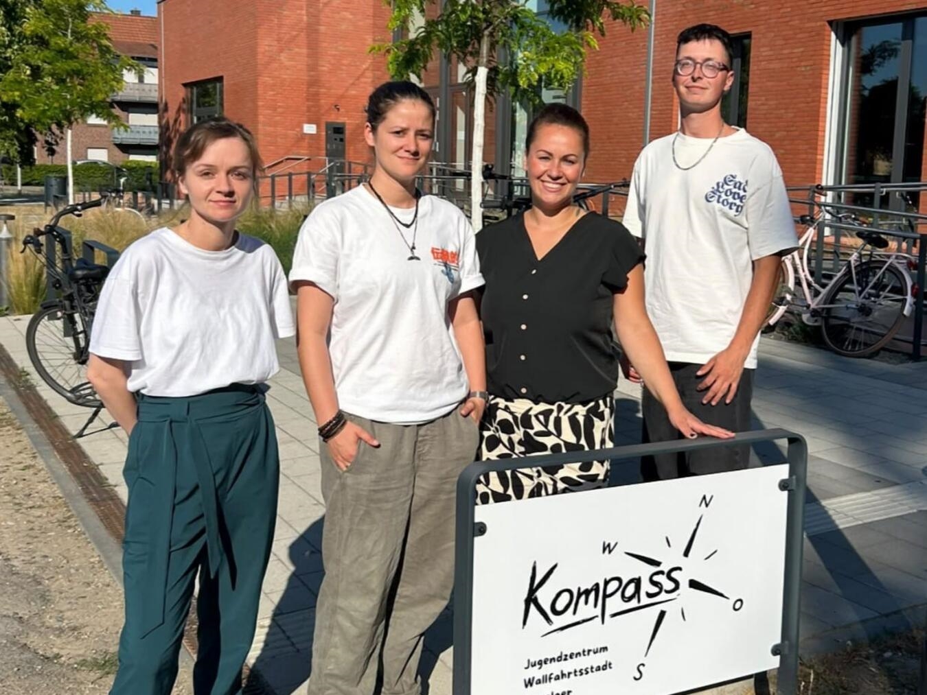 "Kompass-Team mit neuem Logo und Erfinder Robin, Stadt Kevelaer"
