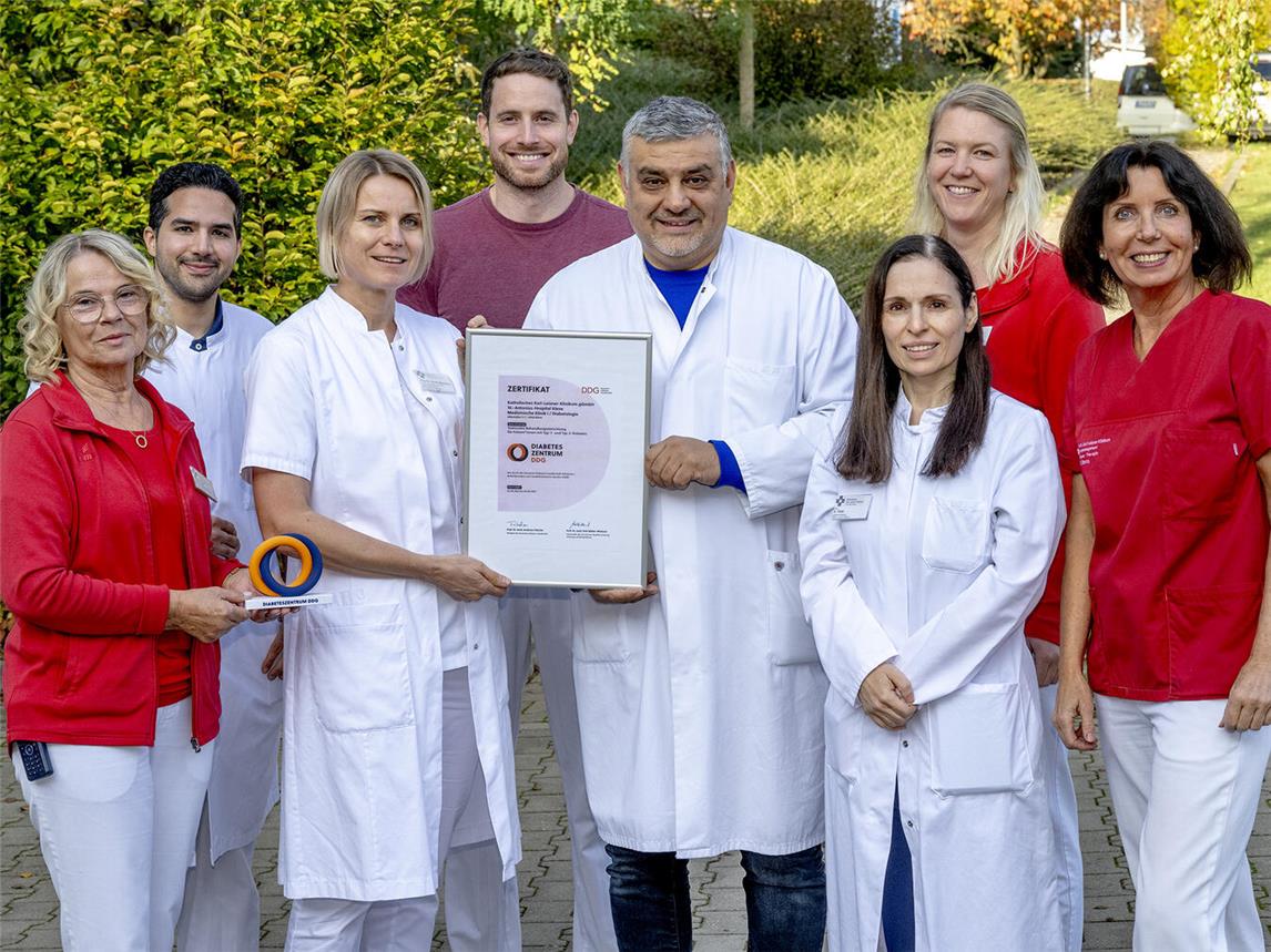 Das Kompetenzteam Diabetes um Chefarzt Dr. Ufuk Gündug freut sich über die erfolgreiche Zertifizierung. Foto: KKLE / Thomas Momsen
