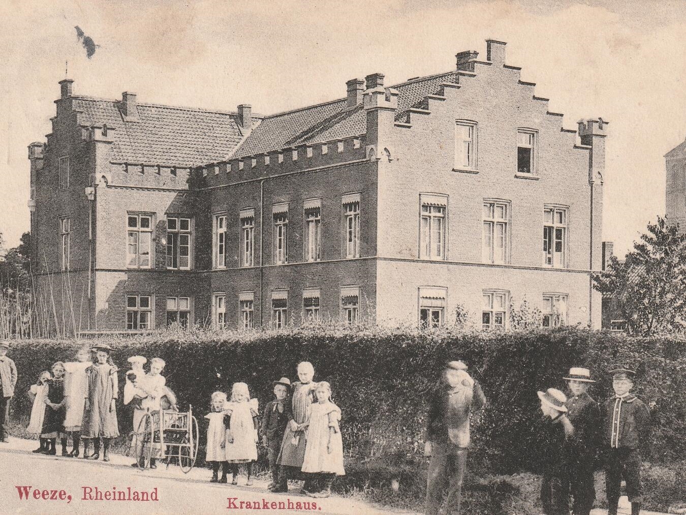 Eine kleine Reise durch die Weezer Geschichte "Historisches Foto des Krankenhauses Theresienstift 1906, Backsteinarchitektur, schwarz-weiß, privates Archivbild"