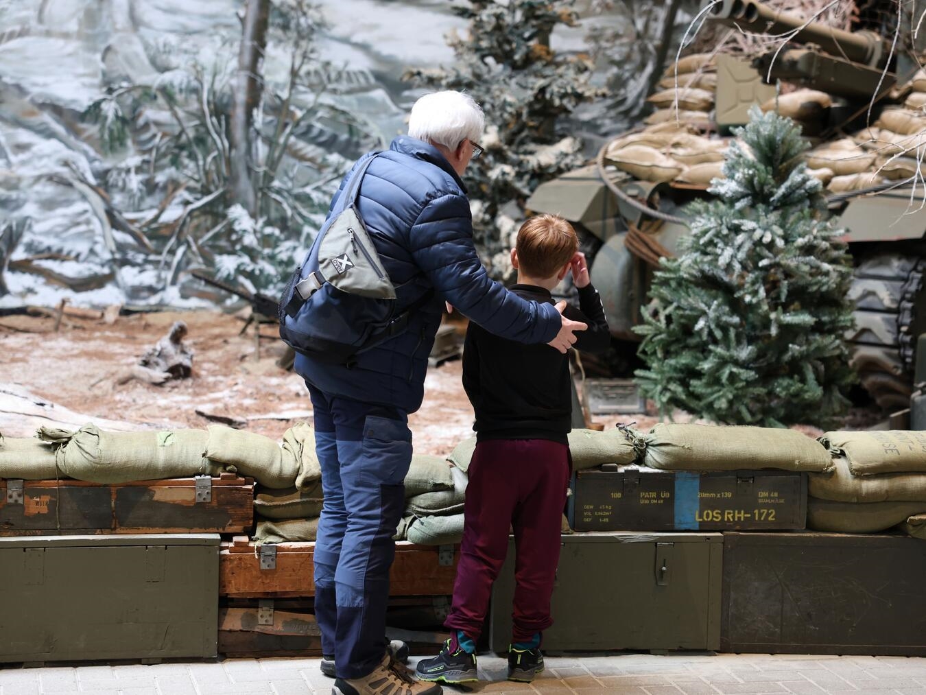 "Ausstellung im Kriegsmuseum Overloon, familienfreundlich, historische Exponate"